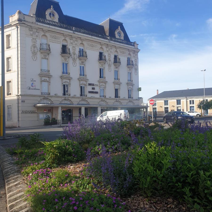 Logis Hotel Des Bourbons Montlucon Bagian luar foto