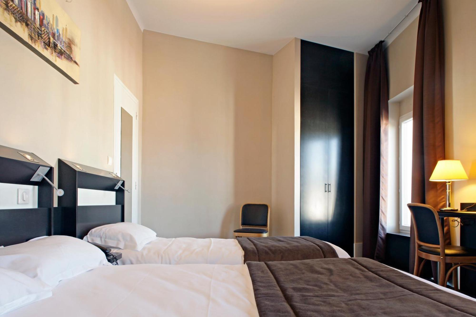 Logis Hotel Des Bourbons Montlucon Bagian luar foto