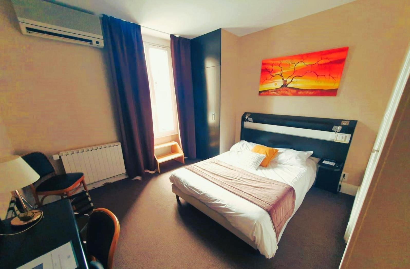 Logis Hotel Des Bourbons Montlucon Bagian luar foto