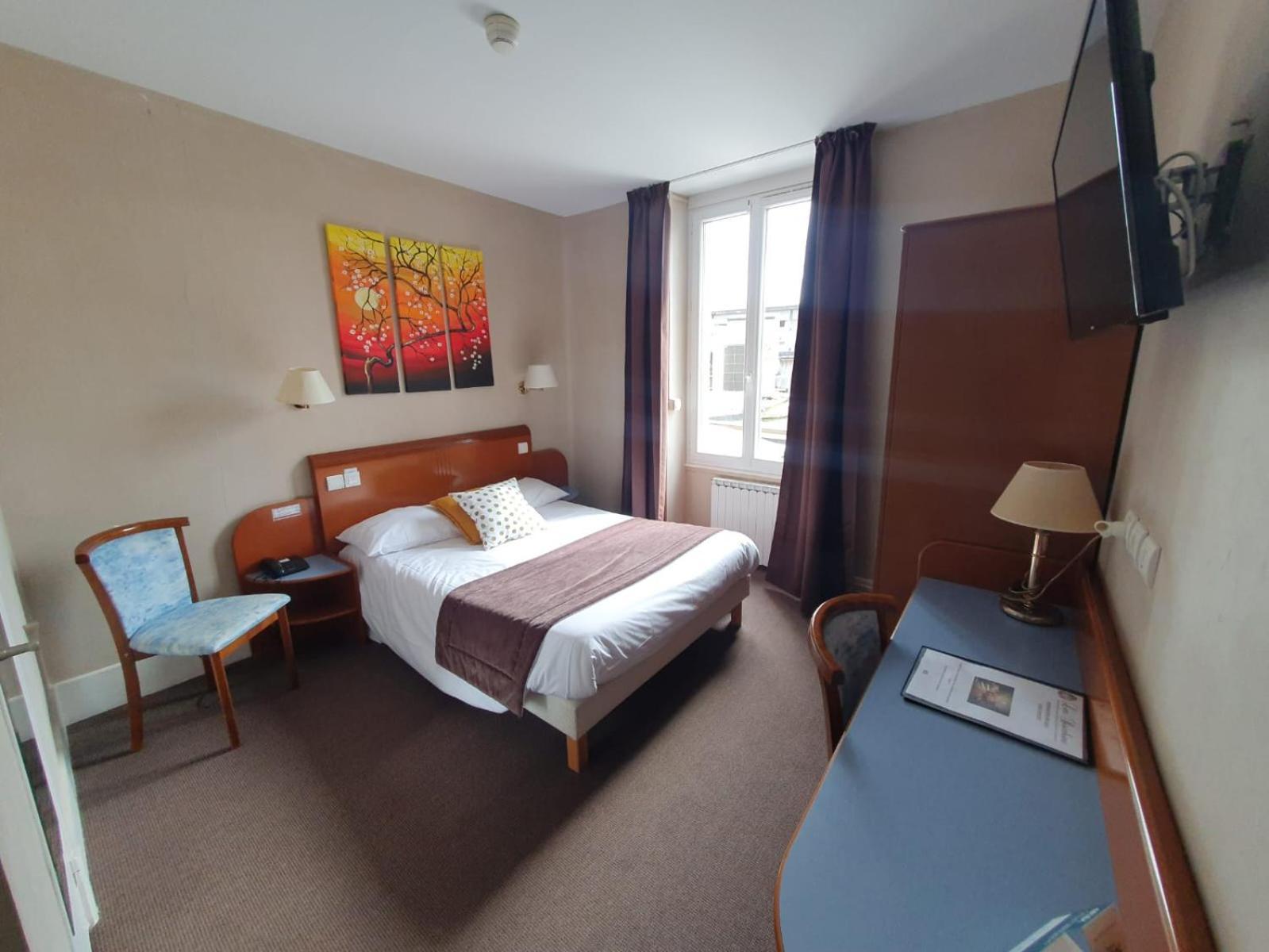 Logis Hotel Des Bourbons Montlucon Bagian luar foto