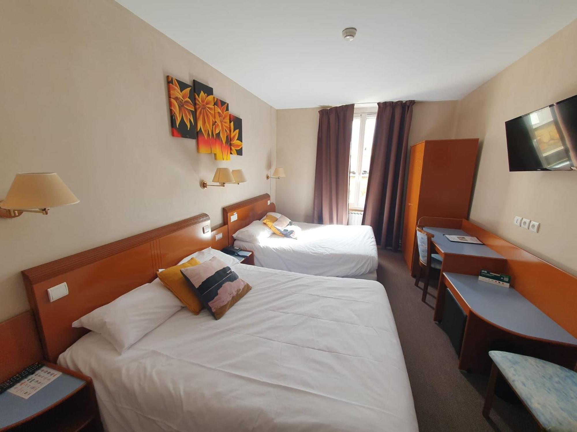 Logis Hotel Des Bourbons Montlucon Bagian luar foto