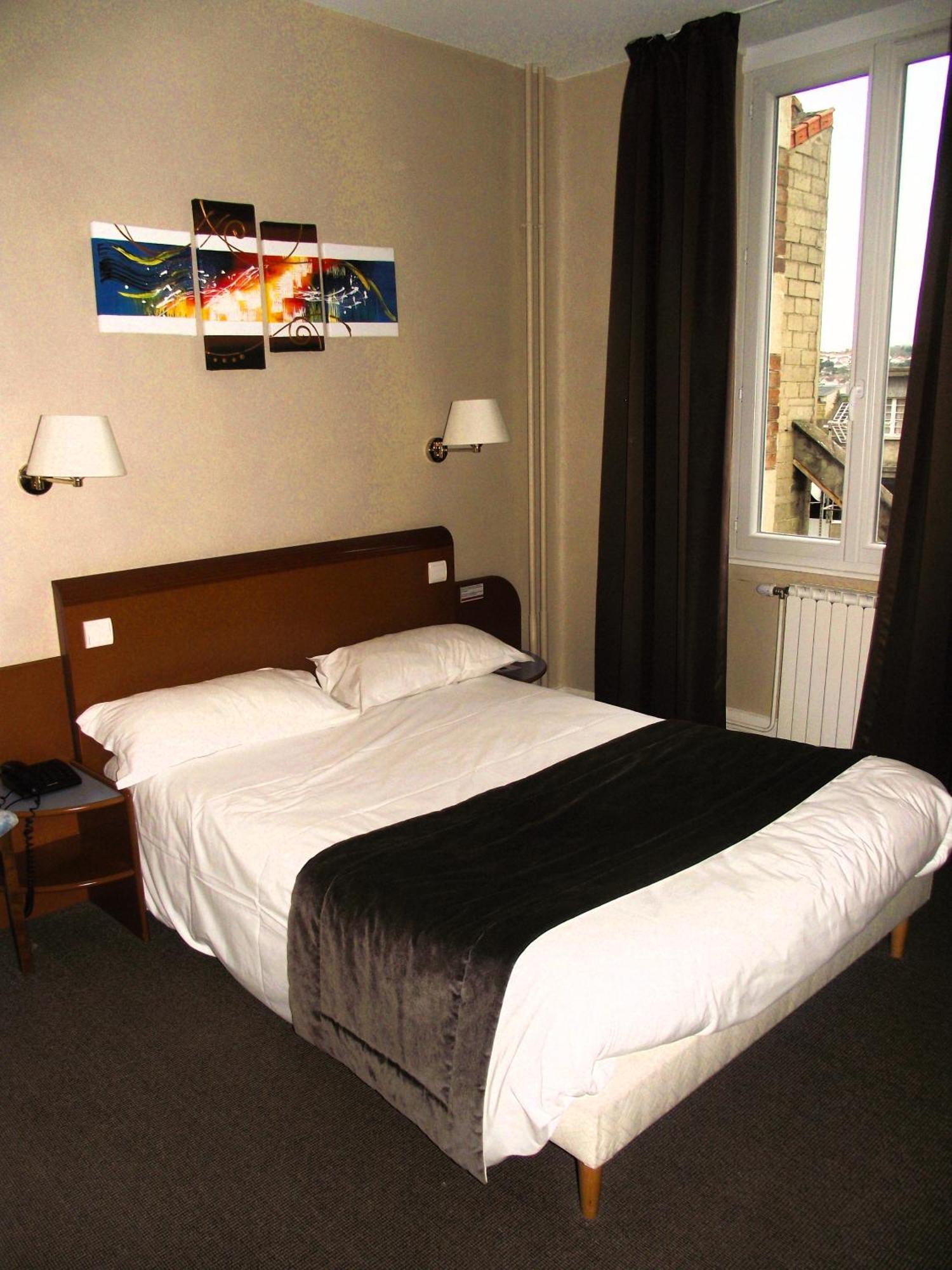 Logis Hotel Des Bourbons Montlucon Bagian luar foto