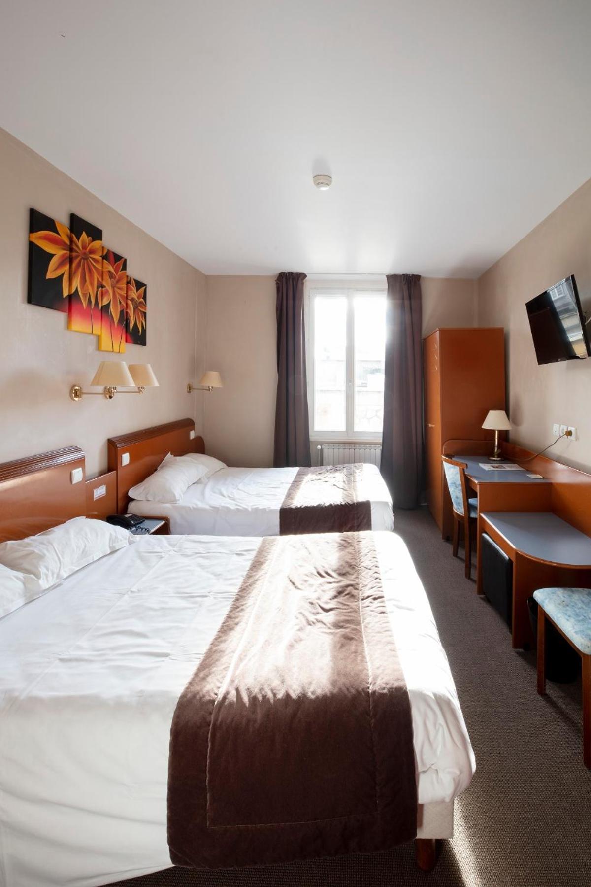 Logis Hotel Des Bourbons Montlucon Bagian luar foto