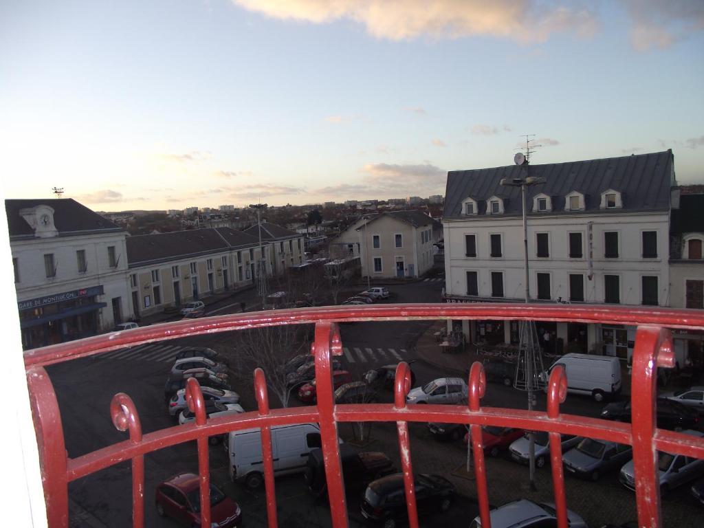Logis Hotel Des Bourbons Montlucon Bagian luar foto