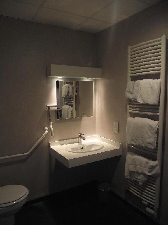 Logis Hotel Des Bourbons Montlucon Bagian luar foto