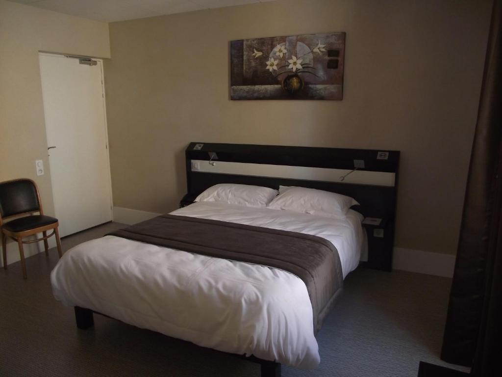 Logis Hotel Des Bourbons Montlucon Bagian luar foto