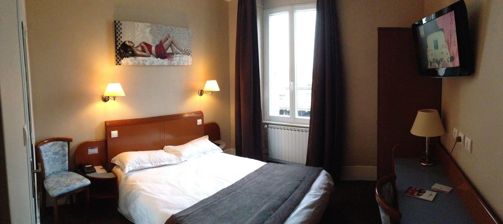 Logis Hotel Des Bourbons Montlucon Bagian luar foto